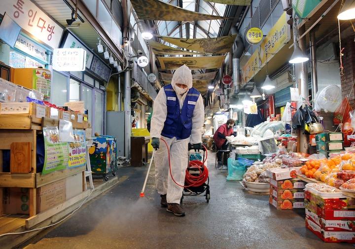 ソウルの市場で消毒作業が行われた　2月7日　Heo Ran-REUTERS