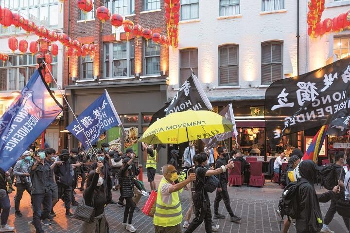 ロンドンの中華街で民主派デモを行う香港からの移住者たち（2021年7月）　BELINDA JIAO-SOPA IMAGES-LIGHTROCKET/GETTY IMAGES