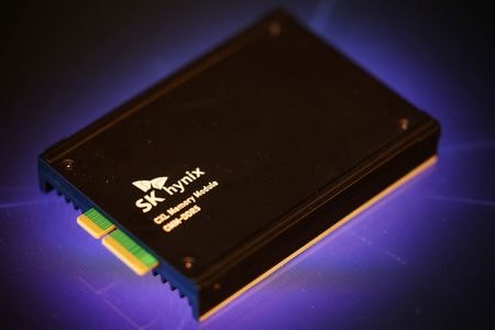 　３月２７日、韓国半導体大手のＳＫハイニックスは、米国の半導体に対する新関税導入に備えて一部の顧客が注文を前倒ししていると明らかにした。写真は、同社製品のロゴ。２０２４年１０月、ソウルで撮影（２０２５年　ロイター/Kim Hong-Ji）