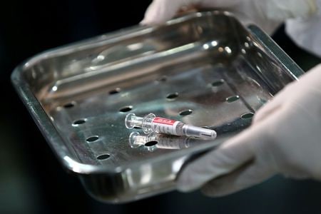 中国のバイオ医薬品シノバック・バイオテック（科興控股生物技術）は２５日、インドネシア国営製薬会社ビオ・ファルマによる新型コロナウイルス感染症ワクチン候補の国内製造を支援すると発表した。写真はシノバックのコロナワクチン候補。ブラジル・ポルトアレグレで８日撮影（２０２０年　ロイター/DIEGO VARA）