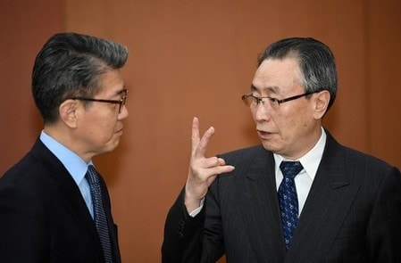 　４月１０日、中国の武大偉朝鮮半島問題特別代表（右）と韓国外務省のキム・ホンギュン朝鮮半島平和交渉本部長がソウルで会談し、北朝鮮が核実験や大陸間弾道ミサイルの試射を行った場合、強力な措置をとることで合意した（２０１７年　ロイター）