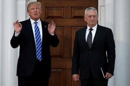 　１２月１日、トランプ次期米大統領は、新政権の国防長官にジェームズ・マティス元中央軍司令官（６６）を指名すると表明した。正式発表は週明け５日に行う。写真は１１月、ニュージャージー州ベッドミンスターにあるトランプ・ナショナル・ゴルフ・クラブでの両者ミーティング後に撮影（２０１６年　ロイター／Mike Segar）