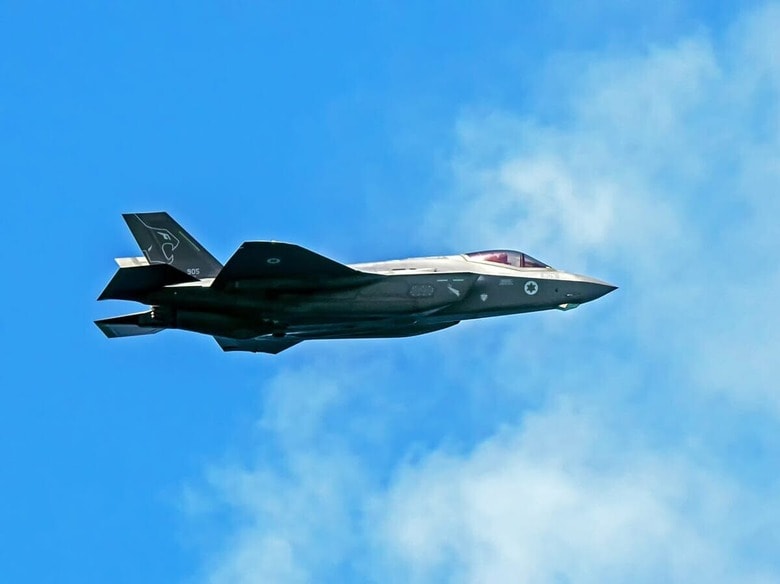 テルアビブ上空を飛行するイスラエル空軍の第5世代戦闘機 F-35I「アディール（Adir）」（2022年5月5日）　Davidi Vardi-Shutterstock