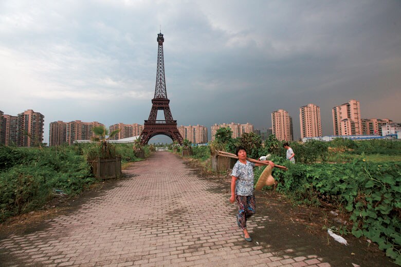 エッフェル塔もどきがそびえ立つ「偽パリ」の天都城　ALY SONG-REUTERS