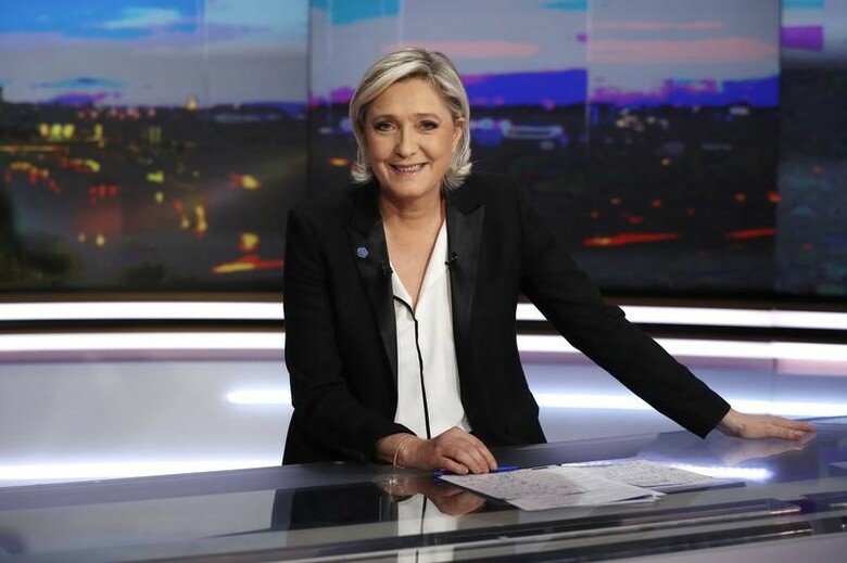 ２月２３日、ＢＶＡとセールスフォースの世論調査によると、４月２３日に行われるフランス大統領選第１回投票では、極右政党・国民戦線（ＦＮ）のルペン党首が２７．５％を得票する見込みで、２月４日に実施した前回調査から２．５％ポイント上昇、２位との差を広げた。写真はパリ近郊のＴＶ局でインタビューを受けるルペン氏。２２日撮影（２０１７年　ロイター／Patrick KovarikPool）