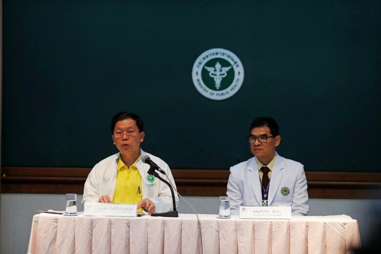 チェンライで１１日、少年たちの健康状態について説明するタイの保健当局者ら（２０１８年　ロイター/Tyrone Siu）