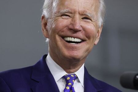 米大統領選まで１００日を切る中、賭けサイトは野党民主党の候補指名が確定したジョー・バイデン副大統領の勝利を見込んでいる。写真は７月２８日、デラウェア州ウィルミントンで開催された選挙イベントで演説するバイデン氏（２０２０年　ロイター/Jonathan Ernst）