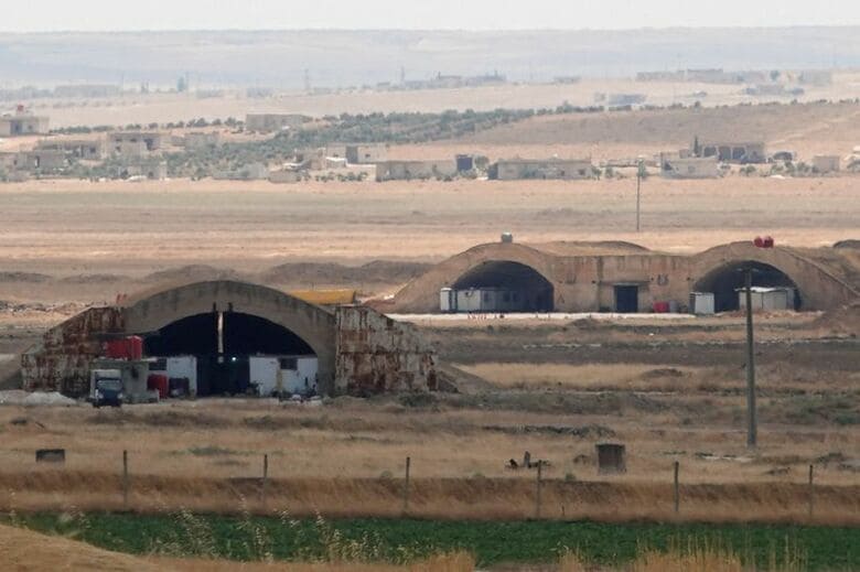 １８日にイスラエルの空爆を受けたアブアルドゥ​フール空軍基地。同日撮影。REUTERS