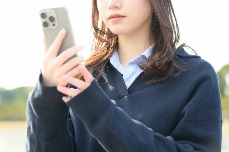 女子は男子にもましてSNSによって生活を不安定化させやすい　photoAC