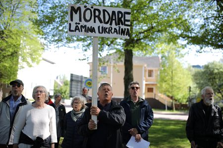６月３日、フィンランド南岸のオーランド諸島に住む人々は、ロシアによるウクライナ侵攻が自分たちの暮らしを永久に変えてしまいかねないと危惧している。写真は１日、同諸島マリエハムンのロシア領事館前でウクライナ侵攻に抗議する人々（２０２２年　ロイター/Stoyan Nenov）