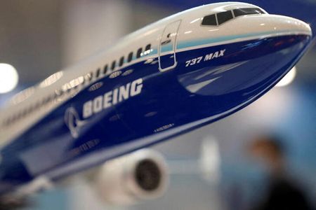 　中国東方航空のボーイング７３７─８００旅客機が墜落し、人命が失われたことは、２度の墜落事故で運航停止となった小型機「７３７ＭＡＸ」の中国での運航再開を目指すボーイングの努力に水を差し、製造済みの７３７ＭＡＸ、１４０機余りの中国側への引き渡しにも影響する恐れがある。写真は７３７ＭＡＸのモデル。広東省珠海で２０２１年９月撮影（２０２２年　ロイター／Aly Song）