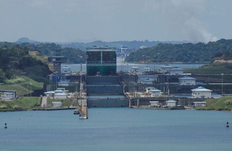 メキシコのシェインバウム大統領は２３日、トランプ次期米大統領のパナマ運河の返還要求を示唆する発言を受けて、パナマ政府への支持を表明した。写真はパナマ運河を通航する貨物船。５月撮影（２０２４年　ロイター/Daniel Becerril）