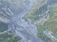 ネパール土石流で外国人登山者100人超が足止め、救助活動続く