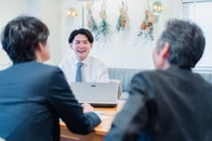同僚が失敗するのが見られるなら、自分のボーナスが減ってもいいと考える人