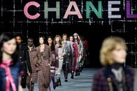 「金持ちなのに...」 米セレブが投稿した「シャネルの水着姿」写真に「偽造品」の指摘