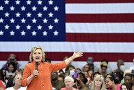 米大統領選、本命ヒラリーを悩ます「メール」スキャンダル