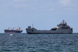 イスラエル、ガザ支援船団の活動家を拘束　ひざまずかせる動画に批判の声