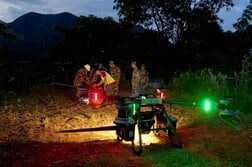 ネパール、土石流被災地にドローンで支援物資　道路寸断で活用