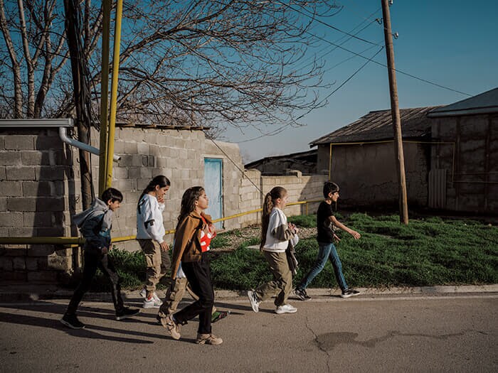 村を歩く子供たち。ナヒチェバンで生まれ育った若者は、自分たちと違う言語を話す人々が世界にいることが信じられないと語る