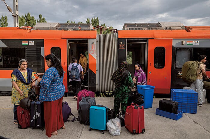 3時間の鉄道の旅を終えてカシミールの主要都市スリナガルの駅に降り立った旅行者たち