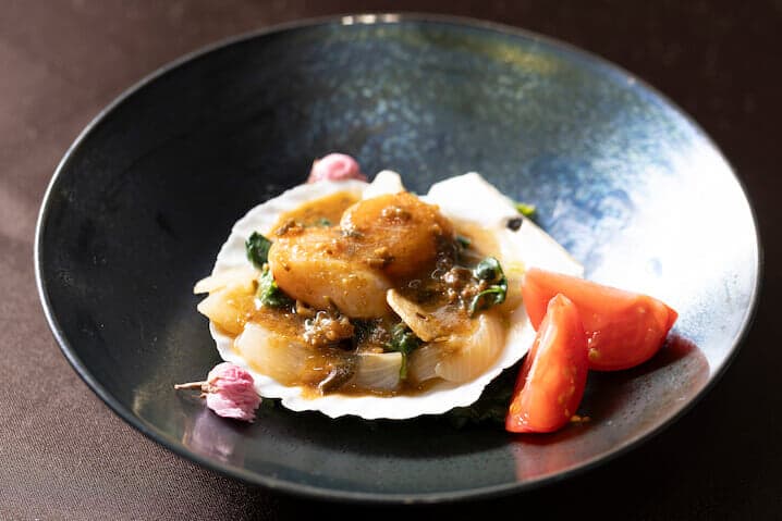 レセプションで提供された「ホタテの味噌ガーリックバター醤油ソース きんかん風味」