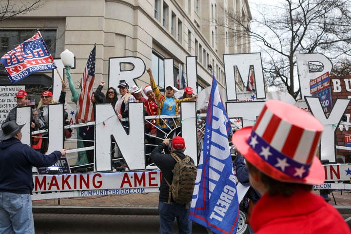 トランプ支持者たちは米大統領選結果への抗議を続けた（2020年12月12日、ワシントン）　Jim Urquhart-REUTERS