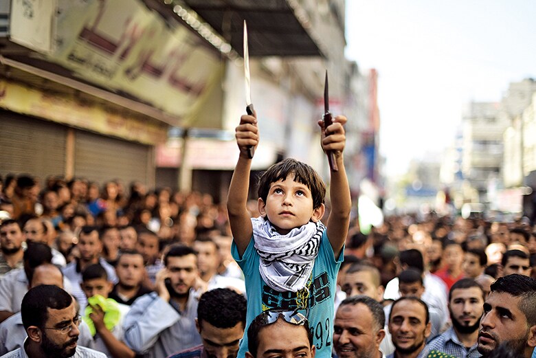 反イスラエルデモでナイフを掲げるパレスチナ人の少年（ガザ）　Abed Zagout-Pacific Press-Light Rocket /Getty Images