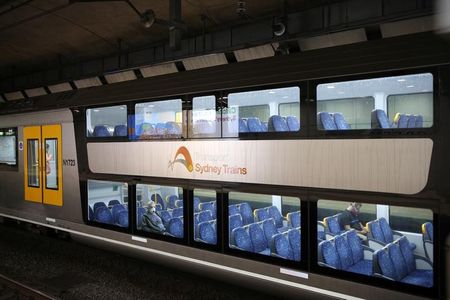 オーストラリア当局は２４日、同国内の新型コロナウイルス感染者数が累計で１８８６人に達したと発表した。写真は乗客がほとんどいないシドニーの朝の通勤電車、２４日撮影。（２０２０年　ロイター/Loren Elliott）