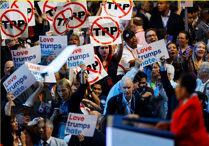 民主党全国党大会でTPP反対を掲げる代議員　Scott Audette-REUTERS