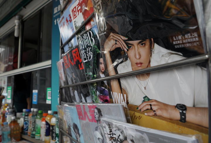 女々しく堕落したセレブの一人として問題の社説に取り上げられたウー・イーファン（7月20日、北京で雑誌の表紙に）　Tingshu Wang-REUTERS