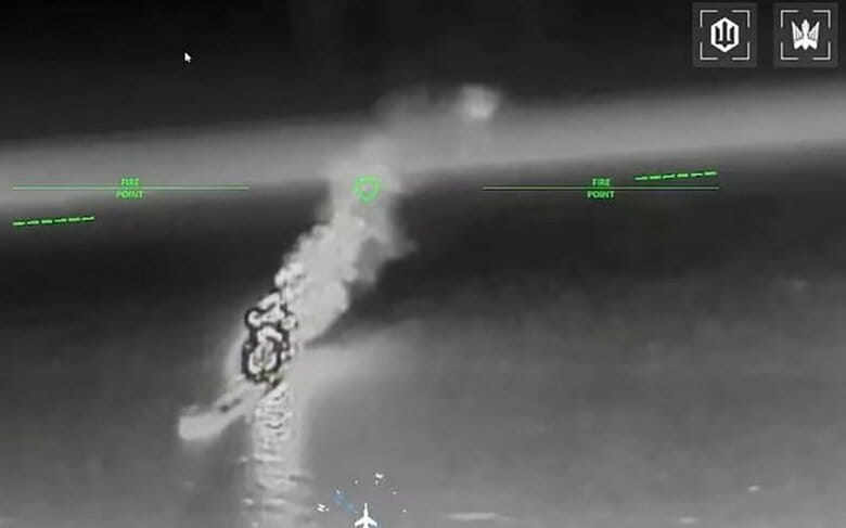 ウクライナの無人機がアゾフ海でロシアのタンカーを攻撃した後、煙が立ち上る様子。7月7日に公開された動画からのスクリーンショット。ウクライナ当局提供　REUTERS