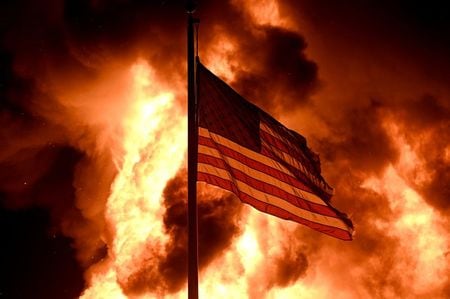 トランプ米大統領が、暴力や破壊行為を容認する「無法都市」を対象とした補助金の削減に向け、バー司法長官にこうした都市のリストを作成するよう指示したことを巡って、全米主要都市の市長らからは「違憲」だとして反発の声が上がっている。ウィスコンシン州ケノーシャで８月撮影（２０２０年　ロイター/STEPHEN MATUREN）