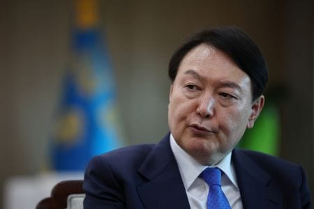 　４月１９日、韓国の尹錫悦大統領（写真）は、北朝鮮の脅威への対応を改善する同盟国の取り組みを巡り、来週の米韓首脳会談で「具体的な成果」を求める考えを示した。訪米を前にロイターのインタビューに応じた。写真はソウルで１８日撮影（２０２３年　ロイター／Kim Hong-Ji）