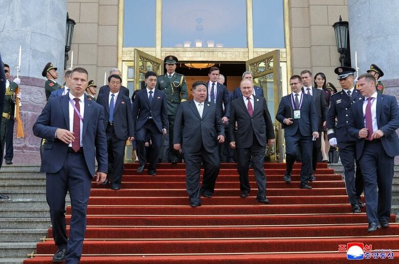２０２５年９月、北京で会話する北朝鮮の金正恩朝鮮労働党総書記とロシアのプーチン大統領。KCNA配信。REUTERS