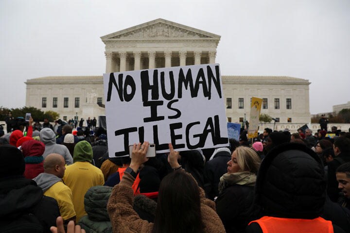 米ワシントンの最高裁前でトランプの反移民政策に抗議する人々　Jonathan Ernst-REUTERS