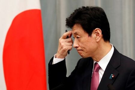　１１月２６日　西村康稔経済再生相は記者会見で、新型コロナウイルス分科会が、政府の観光支援策ＧｏＴｏトラベルを巡り、感染拡大地域発の旅行も規制すべきと提言したことについて「真摯に受け止める」と述べた。写真は９月１６日、東京で撮影（２０２０年　ロイター/Kim Kyung-Hoon）