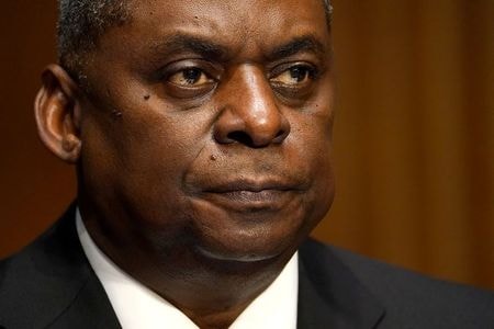 　１月１９日　バイデン次期米政権の国防長官に指名されたオースティン退役陸軍大将は承認公聴会で、米軍の全階層から「人種差別主義者と過激主義者」を排除するとともに、同盟国との関係を修復するために取り組む意向を示した。中国に戦略的な重点を置く考えも表明した。写真は公聴会で質問を受けるオースティン氏。１月１９日、ワシントンで撮影（２０２１年　代表撮影）