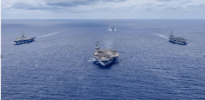 大西洋を航海する3隻の米空母（前列左からUSSドワイト・アイゼンハワー、USSハリー・トルーマン、USSジェラルド・フォード（8月24日）　U.S. Navy/Mass Communication Specialist 2nd Class Matthew Nass