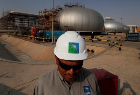 　１１月１９日、サウジアラビア国営石油会社サウジアラムコの新規株式公開（ＩＰＯ）のアドバイザーを務める金融機関２５社が受け取る予定の手数料が最大で計９０００万ドルと、過去の大型ＩＰＯに比べ低くなることが、事情に詳しい関係者３人の話で明らかになった。写真はサウジのアブカイクにあるアラムコの製油所。１０月１２日撮影（２０１９年　ロイターMaxim Shemetov）