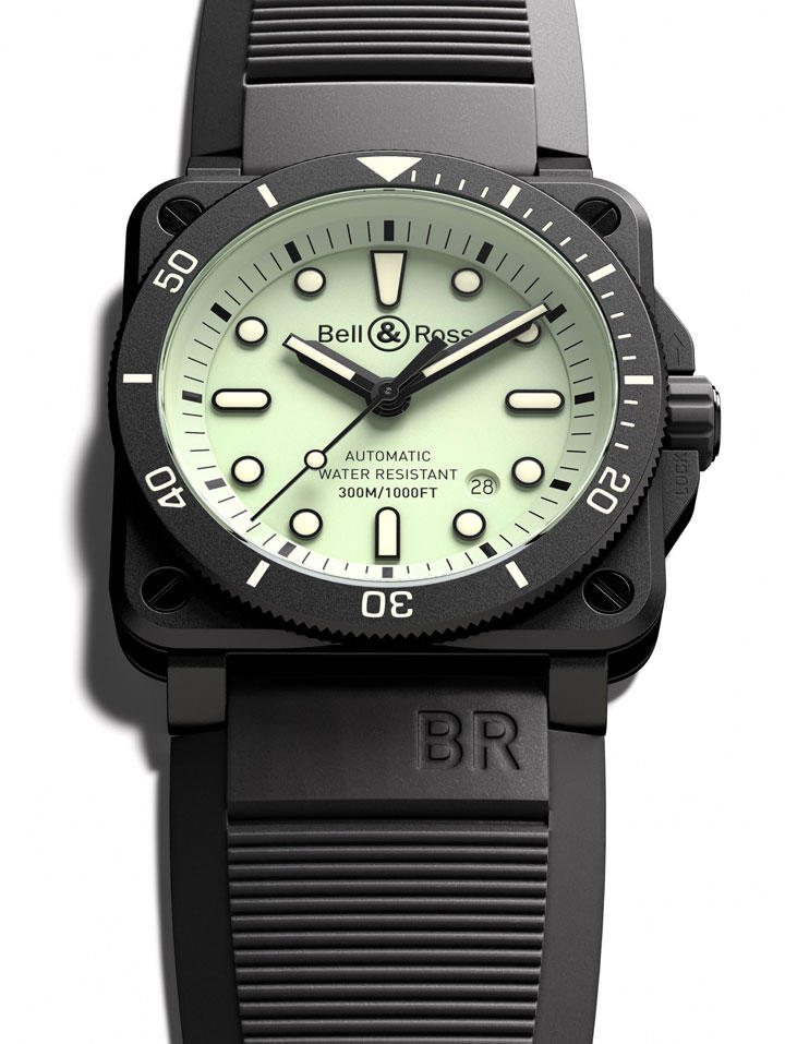 ベル＆ロスが1997年に発表した「ハイドロマックス」は防水深度1万1100ｍを達成し、世界記録を樹立。「BR 03-92 ダイバー フル ラム」は、これをルーツとするダイバーズウォッチの最新作。視認性や耐磁性など、ダイバーズウォッチの国際規格ISO6425に定められた項目をすべてクリア。