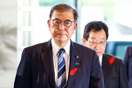 　１０月１日、  自民党の石破茂総裁が衆参両院本会議の首相指名選挙で第１０２代首相に選出された。写真は同日、官邸に入る石破首相（２０２４年　ロイター/Issei Kato）