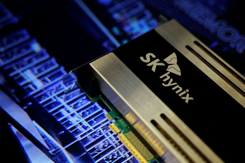 2024年10月、ソウルで開催された展示会に並べられたSKハイニックスの製品。 REUTERS/Kim Hong-Ji