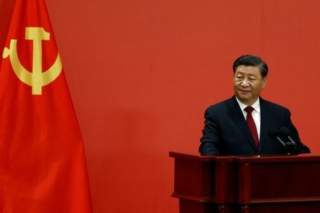 中国の習近平国家主席は、中国の安全保障は一段と不安定で不確実になっているとし、あらゆる戦争に備え軍事訓練と準備を総合的に強化すると述べた。中国国営中央テレビ（ＣＣＴＶ）が８日報じた。写真は１０月２３日、中国共産党の第２０回党大会後に記者会見する習近平国家主席（２０２２年　ロイター／Tingshu Wang）