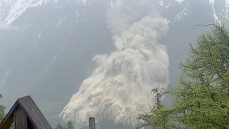 　５月２８日午後、スイス南部ヴァレー州で巨大な氷河の塊が崩壊し、大量の氷や岩石、泥土がふもとのブラッテン村に流れ込んだ。写真は２８日、同村付近で土石流を捉えた映像から。パモナメディア提供（２０２５年　ロイター）