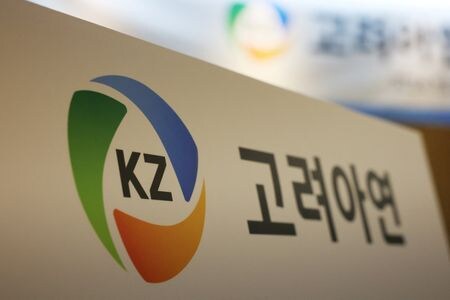　世界最大の亜鉛製錬会社である韓国の高麗亜鉛は１５日、米テネシー州に７４億ドル規模の重要鉱物精錬所を建設すると発表した。米政府が主に資金を提供し、重要鉱物の中国への依存軽減を目指す。写真は同社のロゴ。ソウルで昨年１０月撮影（２０２５年　ロイター/Kim Hong-Ji）