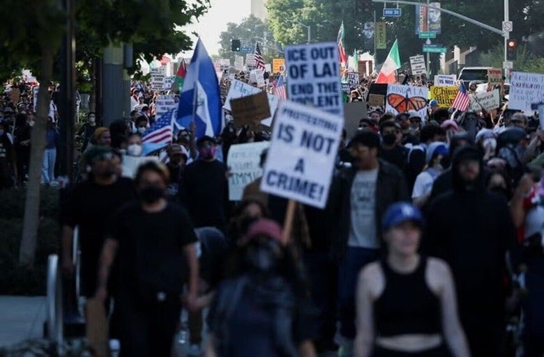 ６月１１日、米当局者は、海兵隊が２日以内にロサンゼルスに配備されると明らかにした。ロサンゼルスで撮影（２０２５年　ロイター/Leah Millis）