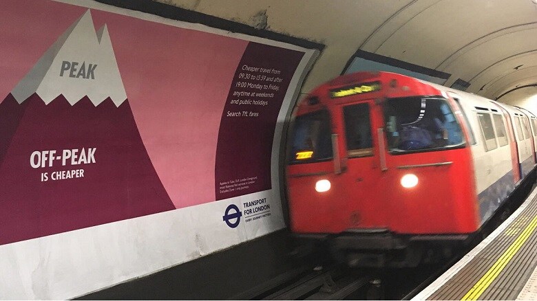 「ピーク時を避けて、閑散時に移動を」と促す交通局の広告。モチーフは富士山？（ピカデリーサーカス駅で、筆者撮影）