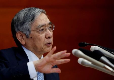 　日銀の黒田総裁は１６日の衆院財務金融委員会で、消費者物価の前年比は当面マイナスで推移するとみられるが、経済が改善していく中でプラスに転じ徐々に上昇率を高めていくとの見方を示した。写真は２０１９年７月、都内で撮影（２０２１年　ロイター／Kim Kyung-Hoon）