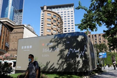 ９月２日、 中国は外国人投資家に対し金融・商品市場を一段と開放し、適格機関投資家が国内の先物・オプション商品を幅広く取引することを認めた。写真は上海の株価ボード前で２０２１年９月撮影（２０２２年　ロイター/Aly Song）