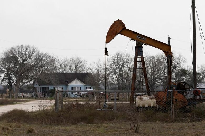 テキサス州ガナドの住宅前にある石油ポンプジャック。 1月8日撮影。REUTERS/Antranik Tavitian